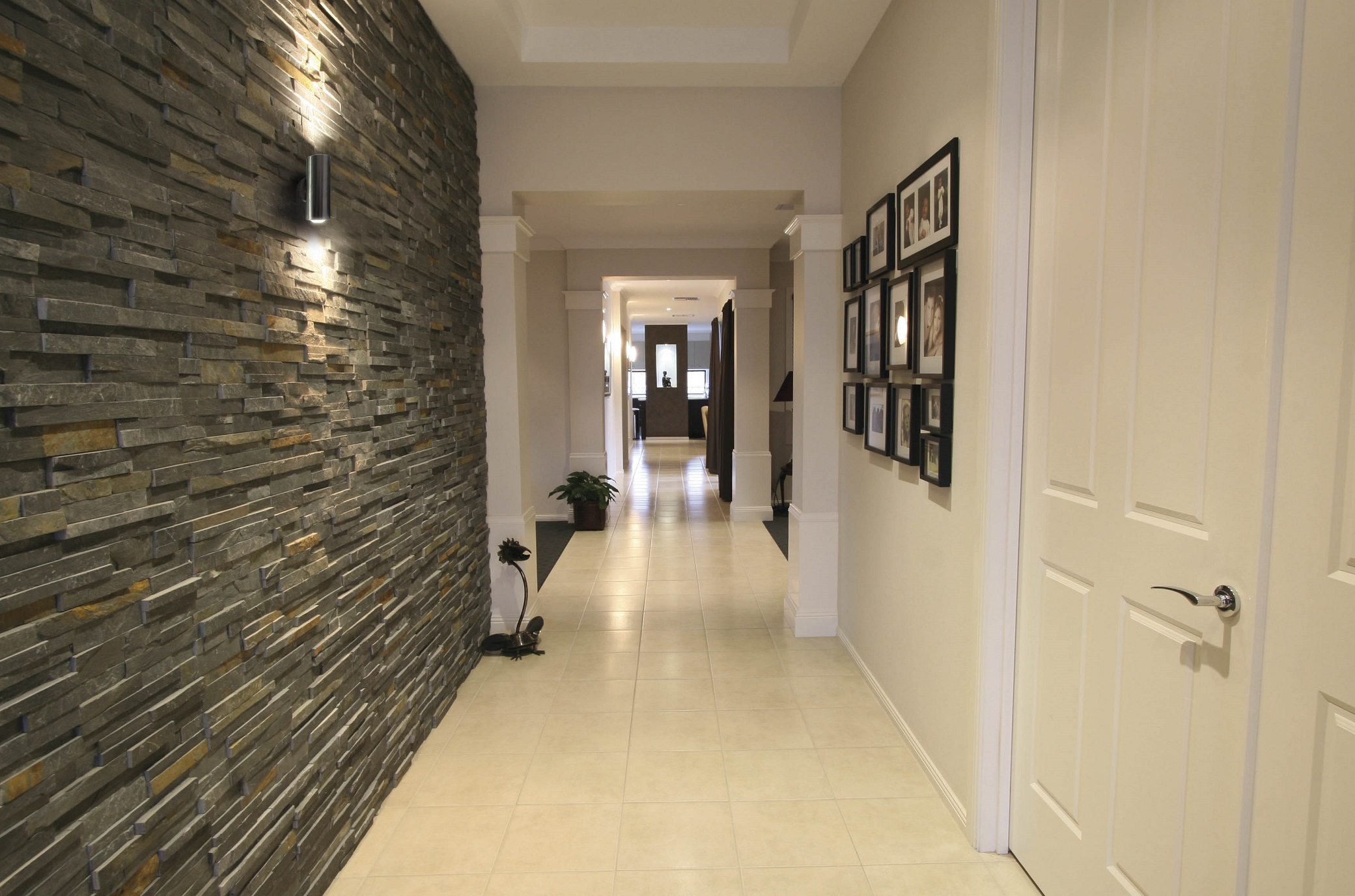 Длинный узкий коридор в гостиную